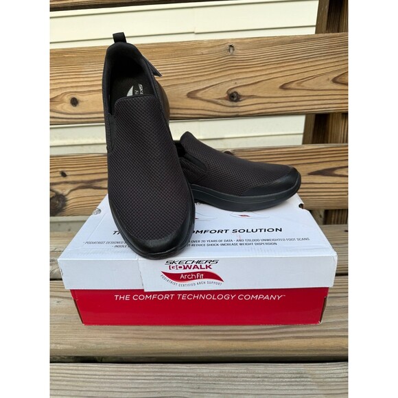 NEW--SKECHERS GO Walk Arch Fit Men's sz 12 Black Slip On Lightweight Comfortable - Picture 1 of 11